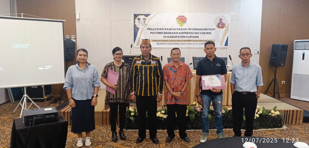 Kepala Dinas Koperasi dan UKM Provinsi NTT, Dr. Lery Rupidara, M.Si menyerahkan sertifikat pelatihan kepada peserta