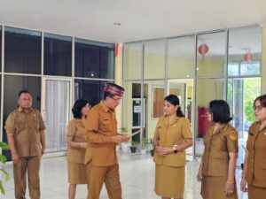 Penyerahan SK Kenaikan Jenjang Jabatan Fungsional ASN Dinas Koperasi dan UKM Provinsi NTT