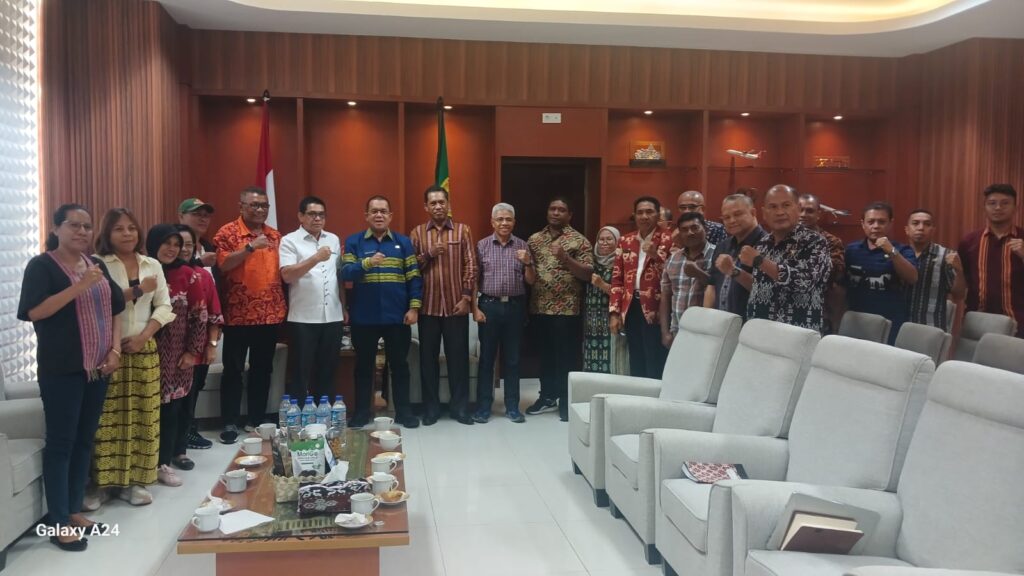 Kepala Dinas Koperasi, Usaha Kecil dan Menengah Provinsi NTT, Dr. Drs. Jusuf Lery Rupidara, M.Si, mendampingi Gubernur NTT, Emanuel Melkiades Laka Lena dalam kegiatan audiensi bersama Kanwil Dirjen Perbendaharaan Provinsi NTT, Dandim 1627 Kabupaten Rote Ndao dan Tim Percepatan Penanggulangan Kemiskinan Dewan Pimpinan Wilayah di Ruang Kerja Gubernur.