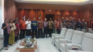 Kepala Dinas Koperasi, Usaha Kecil dan Menengah Provinsi NTT, Dr. Drs. Jusuf Lery Rupidara, M.Si, mendampingi Gubernur NTT, Emanuel Melkiades Laka Lena dalam kegiatan audiensi bersama Kanwil Dirjen Perbendaharaan Provinsi NTT, Dandim 1627 Kabupaten Rote Ndao dan Tim Percepatan Penanggulangan Kemiskinan Dewan Pimpinan Wilayah di Ruang Kerja Gubernur.