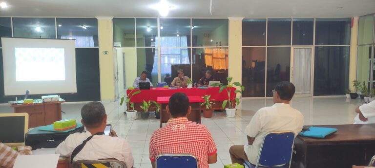 Kepala Dinas Koperasi dan UKM Provinsi NTT, Dr. Drs. Jusuf L. Rupidara, M.Si, membuka kegiatan Uji Kompetensi dan Kelayakan (UKK) bagi Pengurus dan Pengawas KSP Kopdit Sesawi Mandiri. Kegiatan ini dilaksanakan di Ruang Sekretariat Dinas Koperasi dan UKM Provinsi NTT