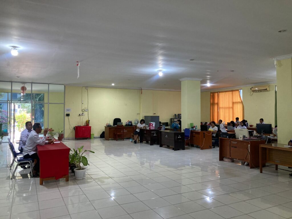 Kadis DinkopUKM memimpin rapat dinas di Ruang Sekretariat Dinas