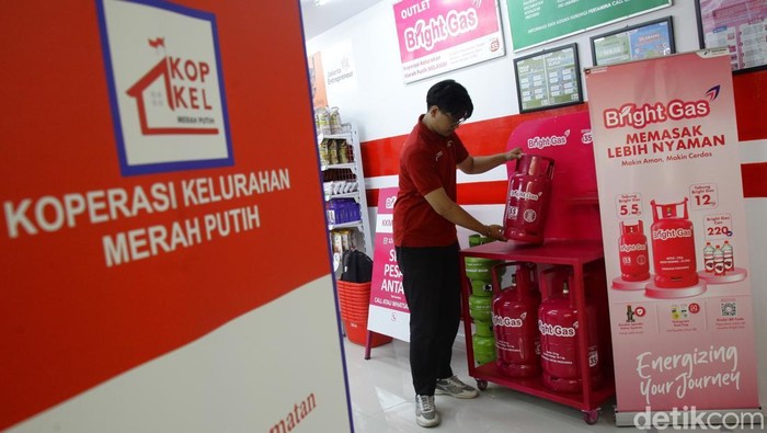 Koperasi Merah Putih di Melawai Jaksel/Foto: Ari Saputra Baca artikel detikfinance, "Zulhas Pastikan Dana Desa Tak Jadi Jaminan Pinjaman Kopdes, Begini Skemanya" selengkapnya https://finance.detik.com/berita-ekonomi-bisnis/d-8045957/zulhas-pastikan-dana-desa-tak-jadi-jaminan-pinjaman-kopdes-begini-skemanya. Download Apps Detikcom Sekarang https://apps.detik.com/detik/