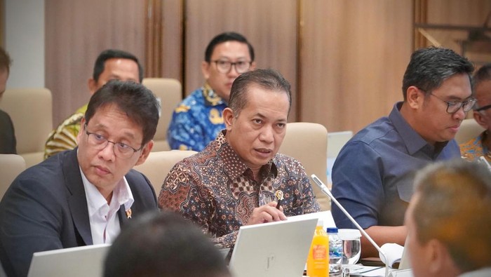 Menteri Koperasi Ferry Juliantono menghadiri rapat yang dipimpin Menteri Koordinator Bidang Perekonomian Airlangga Hartarto. (Foto- dok. Istimewa)
