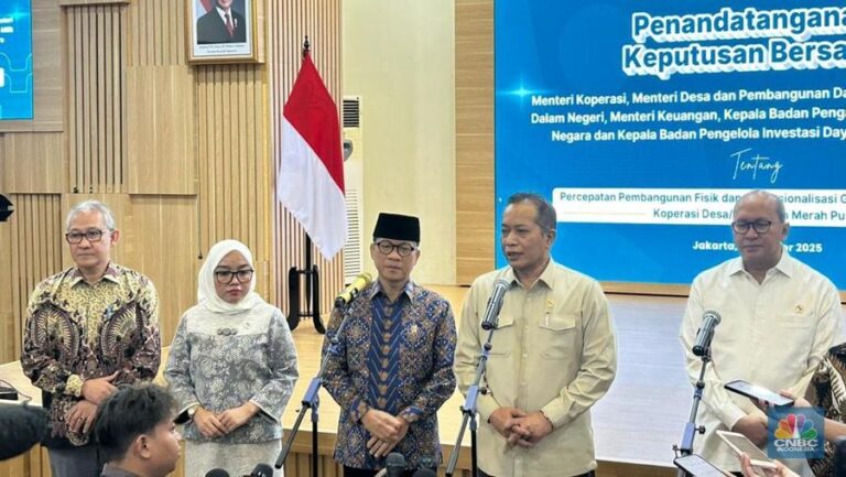 menteri-koperasi-ri-ferry-juliantono-cnbc-indonesia-zefanya-aprilia-1759992012926_169