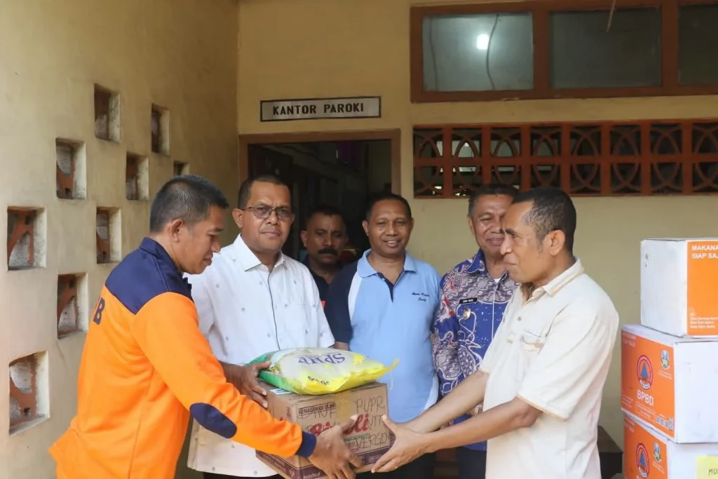 Gubernur Serahkan Bantuan di Paroki Mautapaga Ende. (Foto Biro Administrasi Pimpinan Setda Prov.NTT – Riky Nengga)