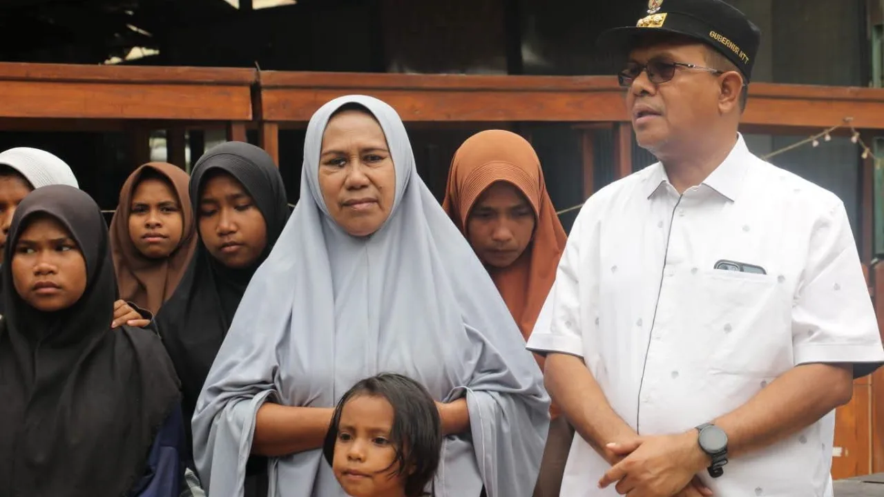 Gubernur Melki Laka Lena Serahkan Bantuan Bencana di Pesantren Walisanga dan Paroki Mautapaga Ende